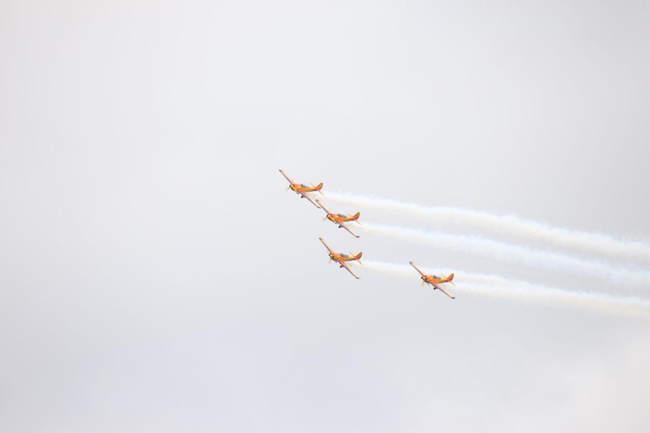 Фото В Новосибирске завершилось грандиозное авиашоу: завораживающие кадры самолётов и вертолётов в небе 14